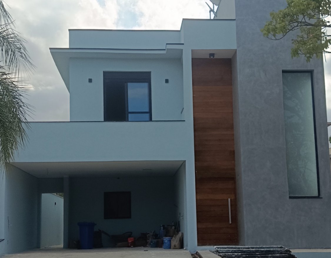 Sobrado moderno com porta pivotante de madeira