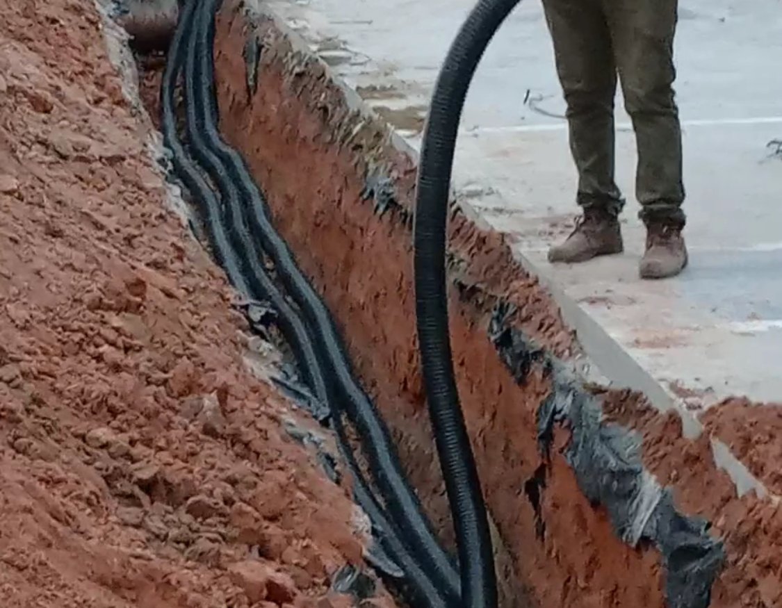 Tubos de drenagem instalados em vala