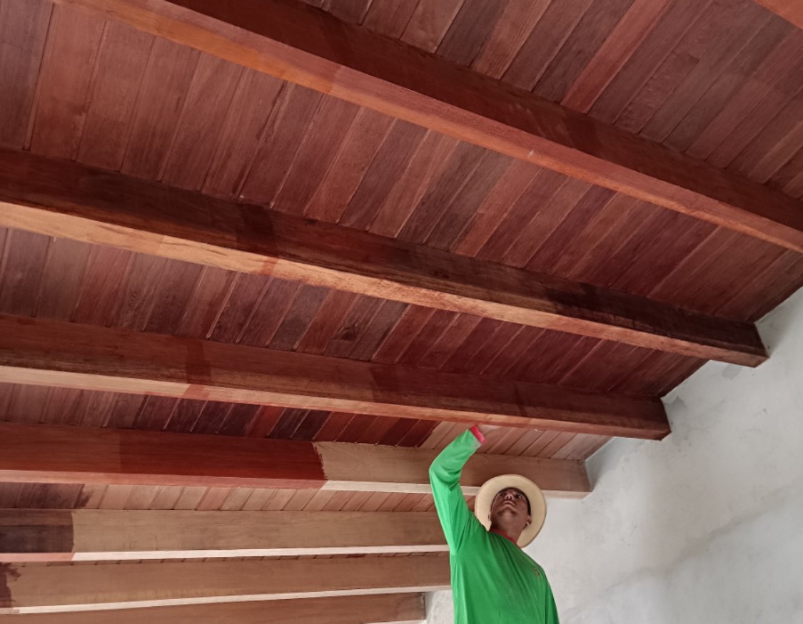 Profissional finalizando forro de madeira