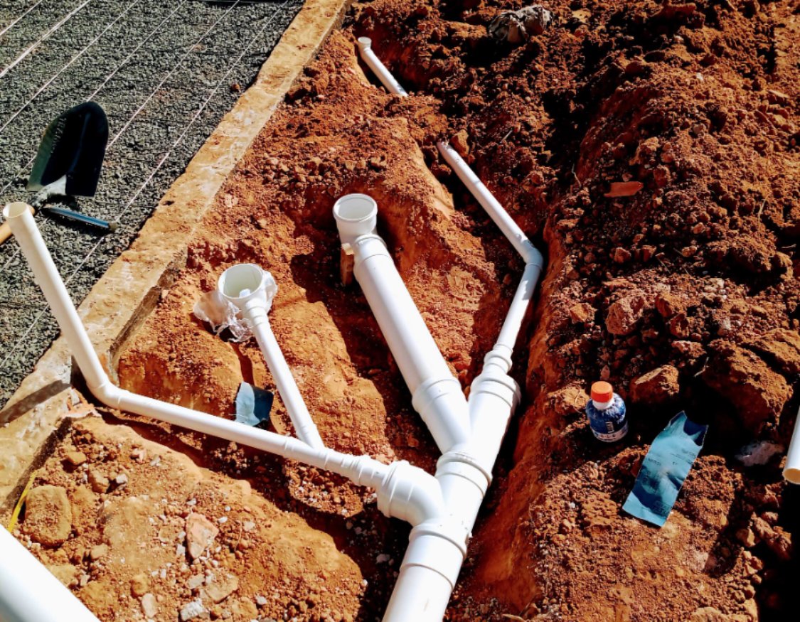 Tubulação de esgoto em PVC instalada em vala