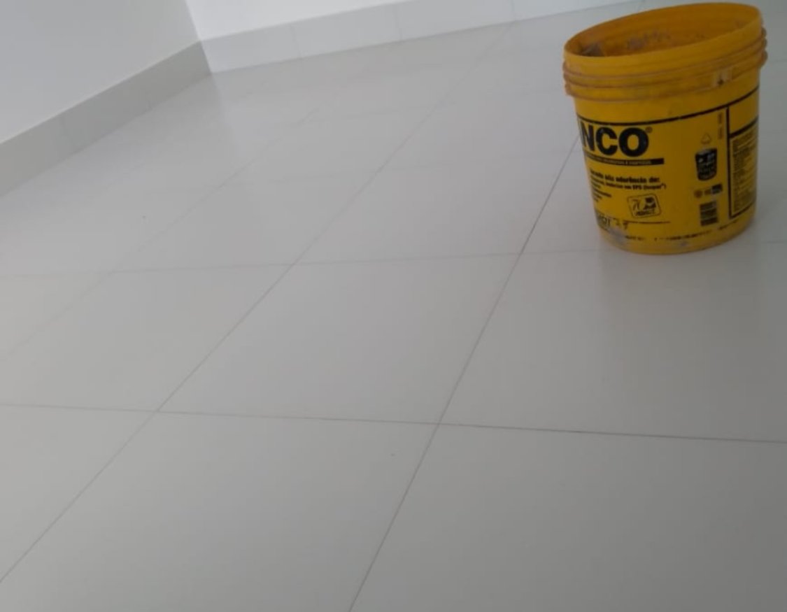 Piso de porcelanato claro recém-assentado