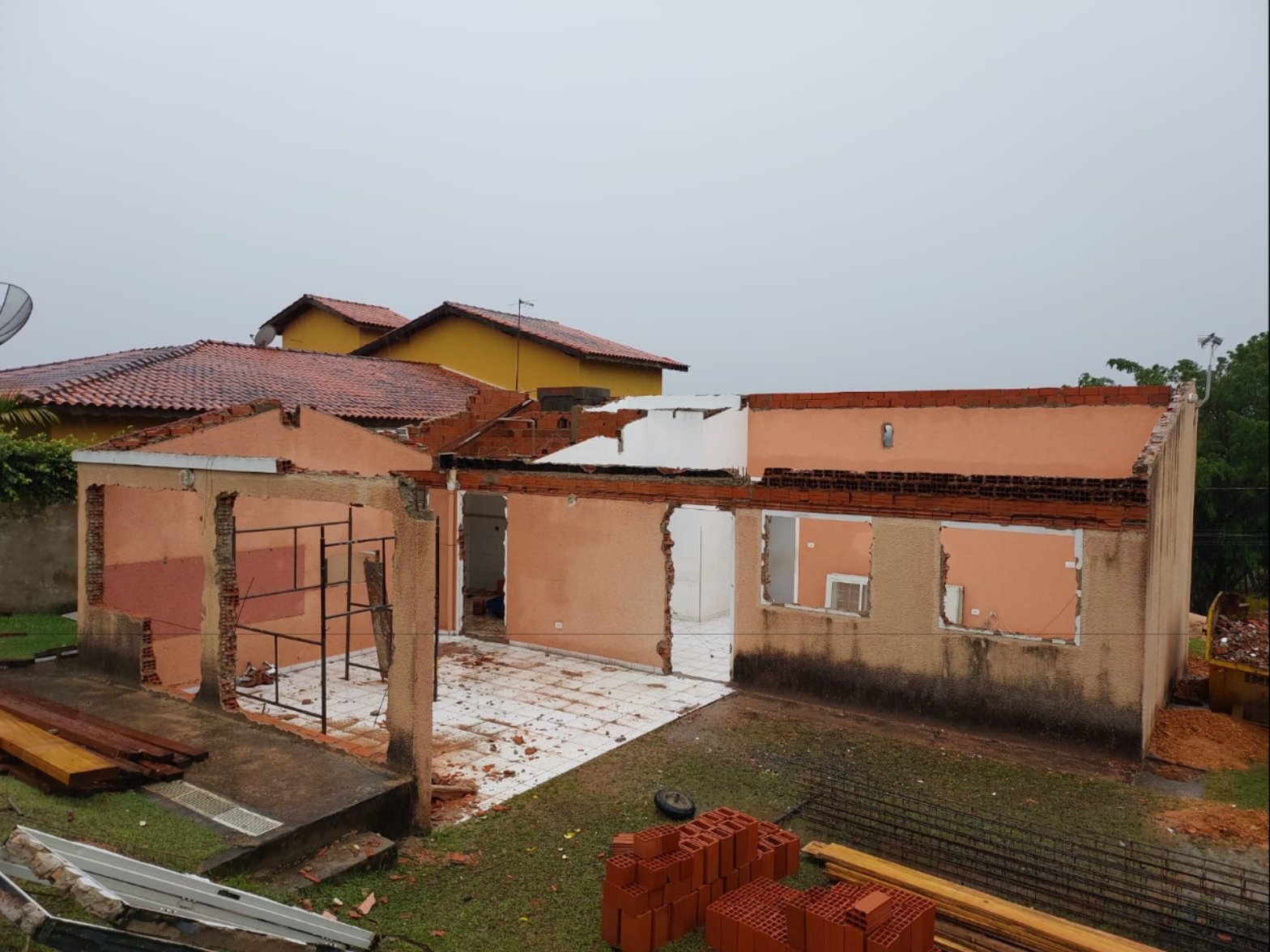 Casa em reforma com paredes demolidas e material separado