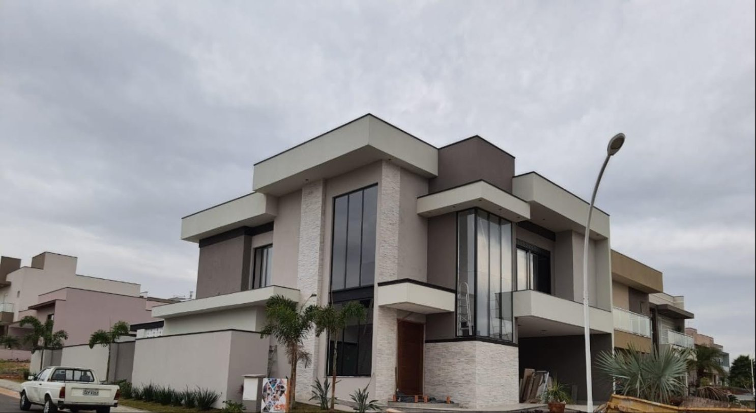 Sobrado alto padrão com revestimento em pedra